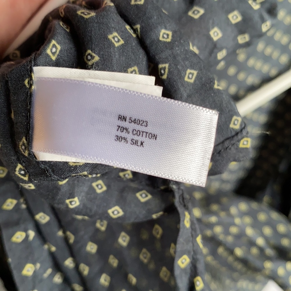 Like new! Gap patterned button down - Picture 5 of 5